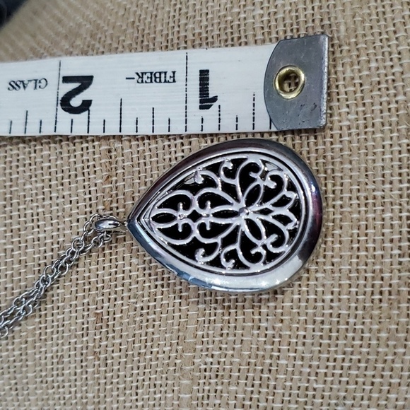 22 INCH TEARDROP PENDANT NECKLACE SILVER TONE SCENT DIFFUSER AROMA WATER DROP - Picture 7 of 8